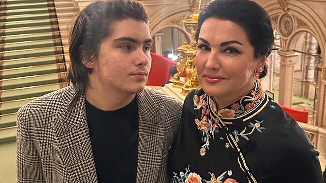 Анна Нетребко показала фото со своим повзрослевшим особенным сыном