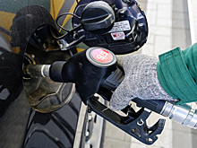 Топливо на заправках в России стремительно дешевеет, но не для всех