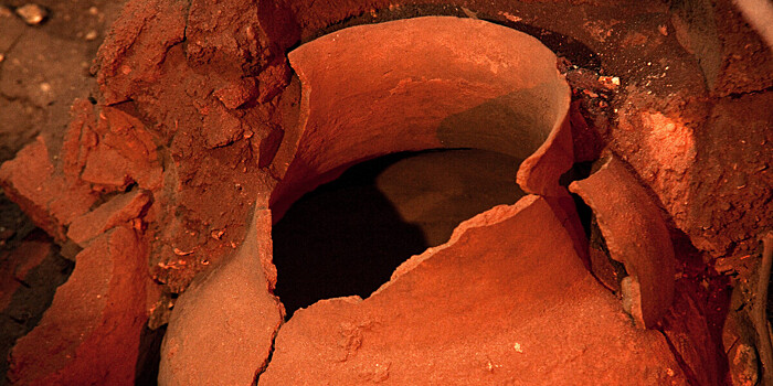 Египетские археологи обнаружили обломки корабля и кувшины III века до н.э.