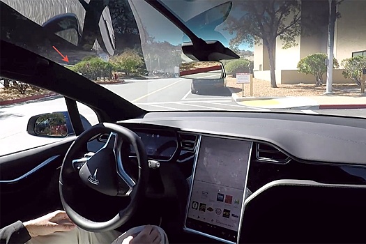 Инженер Tesla признал подделку видео о работе "автопилота"