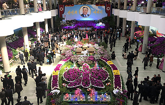 Более 100 тыс. жителей КНДР посетили фестиваль цветов имени Ким Ир Сена за один день