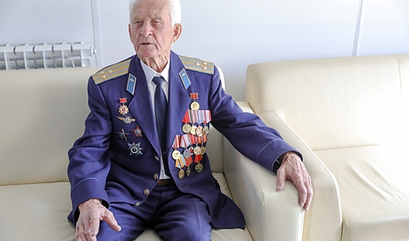 92-летний летчик-ветеран побывал в родном волгоградском авиаклубе