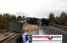 Под Сызранью на мосту через Крымзу перевернулась фура с зерном