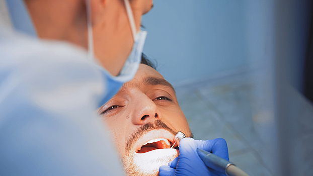 Стоматолог объяснил чувствительность зубов к холодному