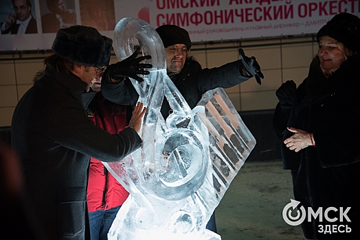 Ледяной скрипичный ключ украсил центр Омска