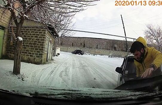 Видео: молниеносный прыжок спас от наезда машины