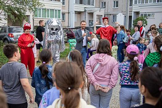 В Екатеринбурге заменили детскую площадку, где на ребенка упали качели
