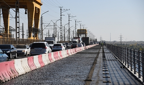 На мосту Волжской ГЭС ремонтируют автомобильную дорогу