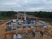 В Лобне начали собирать пролет строящегося путепровода