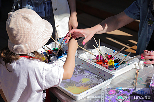 Победительница конкурса рисунков для детей получила подарок от Шумкова