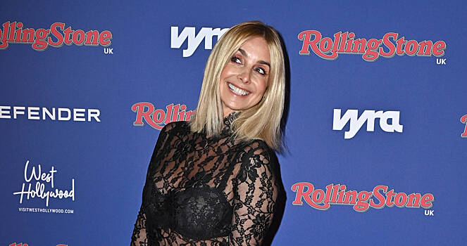 Популярная певица прошлась по улице в прозрачном платье