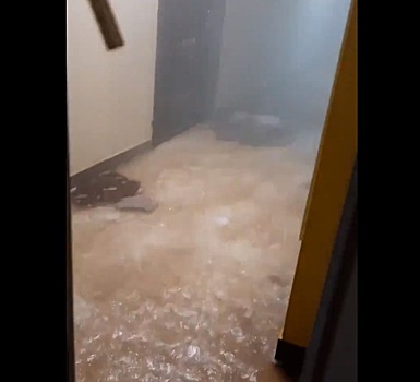 Коммунальный апокалипсис: в Самаре подъезд многоэтажки затопило горячей водой