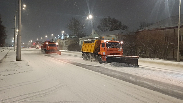 Работы по ликвидации последствий сильного снегопада развернулись в Кемерове