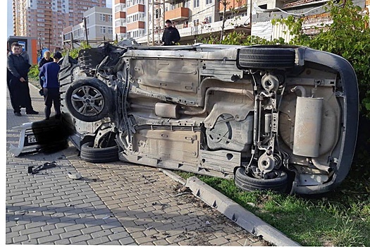 В Новороссийске иномарка сбила на тротуаре женщину с девочкой