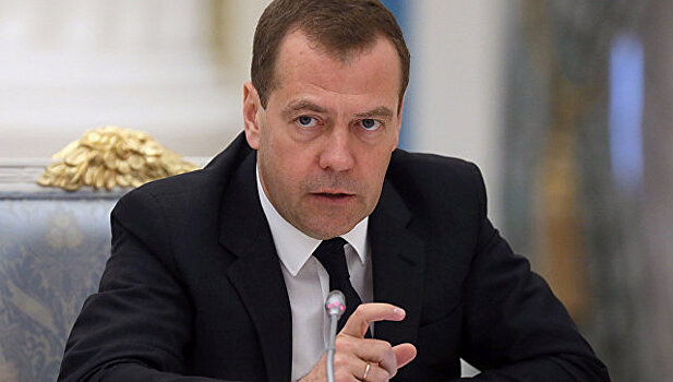 Медведев запретил госзакупки иностранной мебели