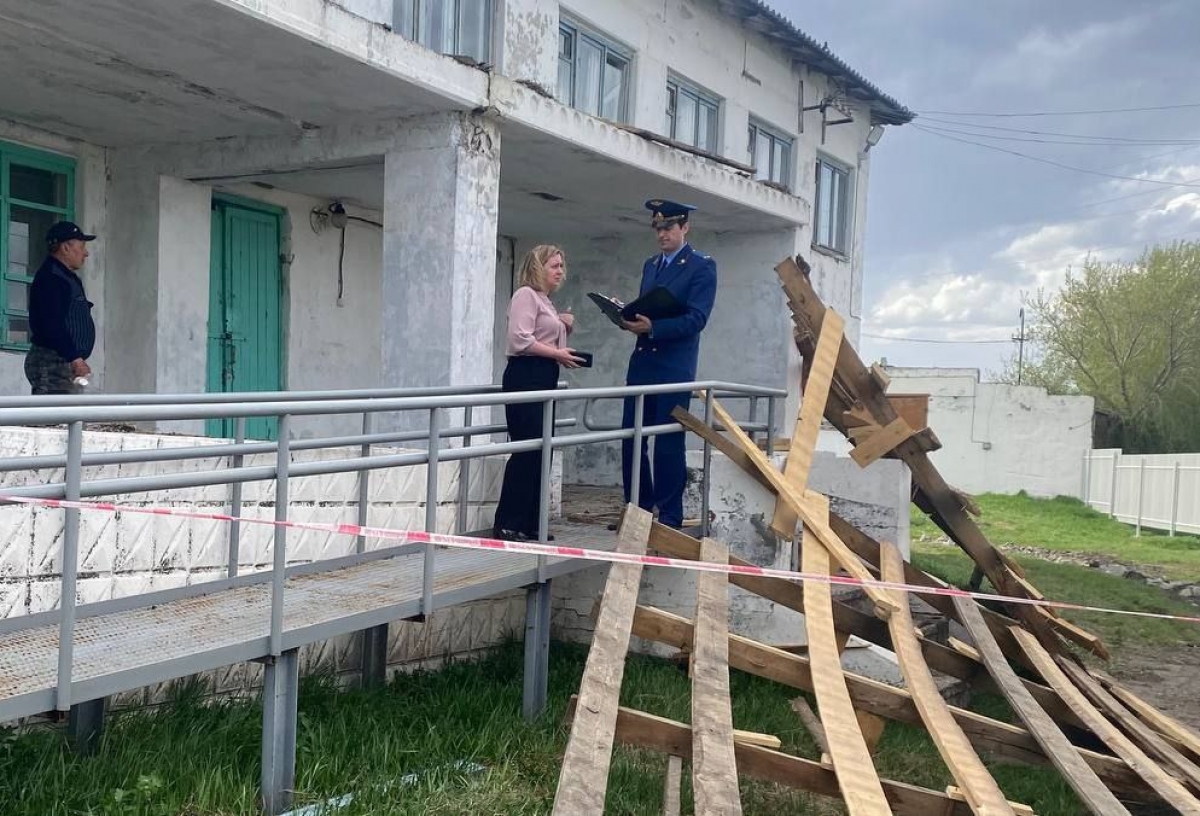 Сильный ветер сорвал кровлю с техникума в Омской области