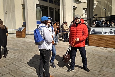 В Москве волонтеры начали раздавать прохожим георгиевские ленточки