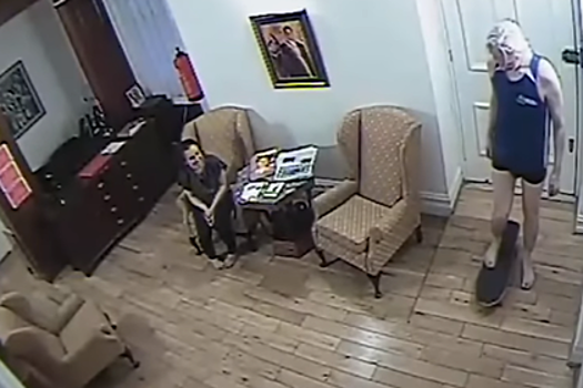 Катание Ассанжа на скейте в посольстве попало на видео