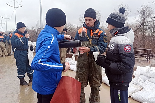 В Кургане школьники согрели чаем спасателей, укрепляющих дамбу от наводнения