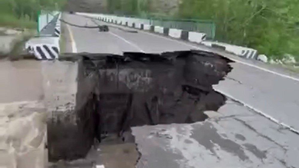 Трассу Хакасия — Тува временно перекрыли из-за разрушения моста