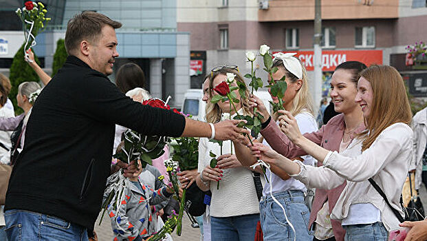 В Минске участникам акции бесплатно раздают цветы