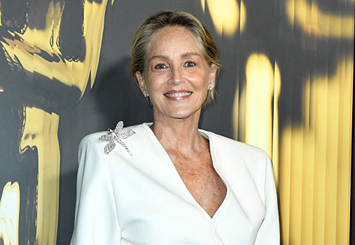 66-летняя актриса Шэрон Стоун вышла в свет в белом облегающем платье