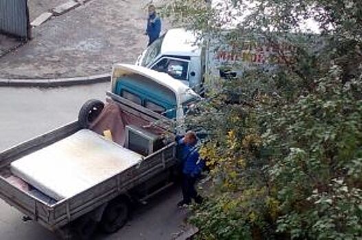 Грузовики устроили аварию во дворе в Челябинске