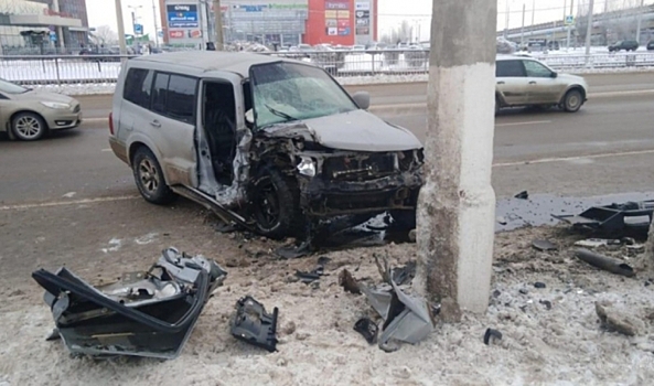 В центре Волгограда автомобиль «Мицубиси» врезался в столб