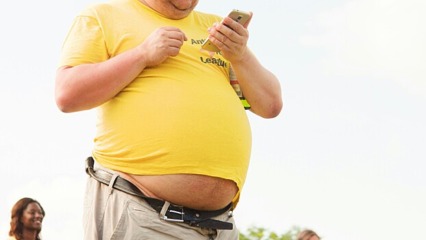 Врач рассказал о причинах вздутия живота в жару