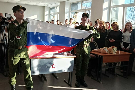 В колледже Нижнекамска появились парты героев в память о погибших в зоне СВО