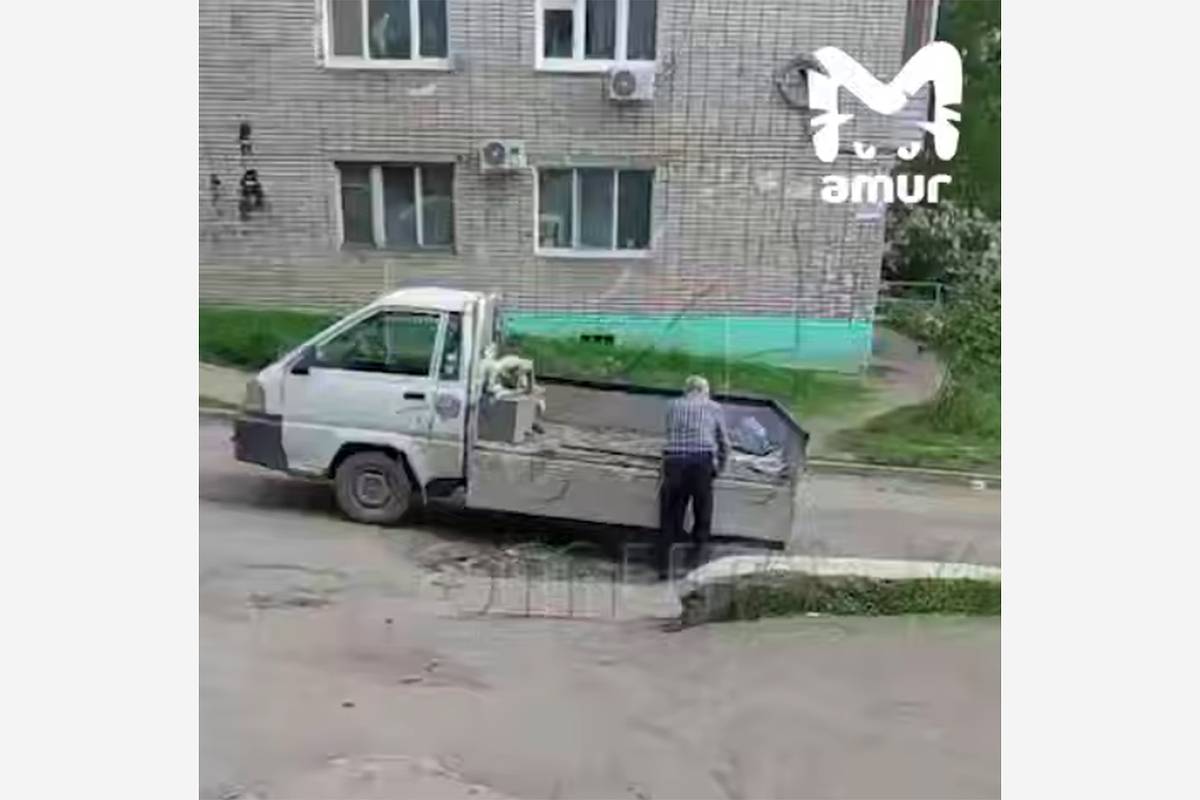 В российском городе пенсионер самостоятельно засыпал ямы на дорогах