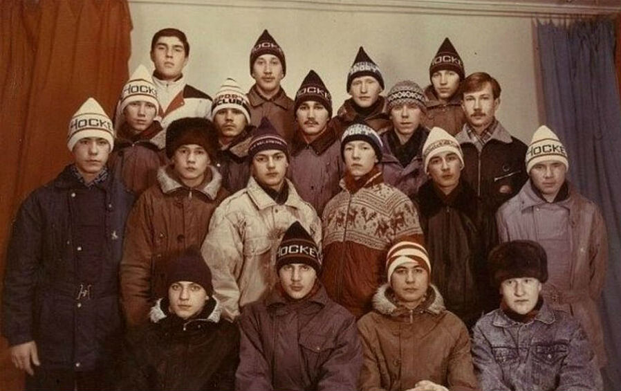  Думаете, такие шапки носили только физруки и пожилые лыжники? Для советских людей это был стильный тренд.