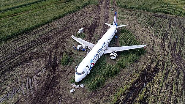 Аварийно севший Аirbus A321 приподнят с грунта