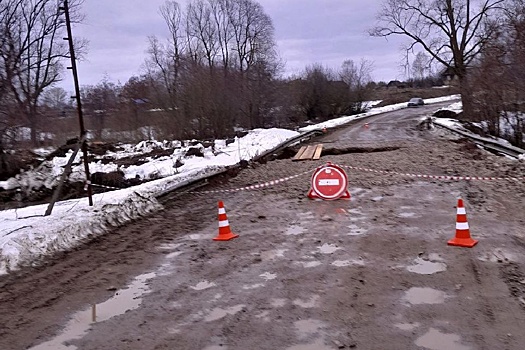 В удмуртском селе талые воды размыли дорогу