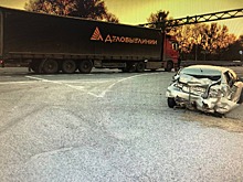 Есть пострадавшие: под Ростовом автопоезд протаранил легковушку