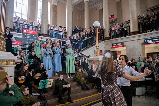 На железнодорожном вокзале Петрозаводска прошел концерт-флешмоб "Песни Победы"