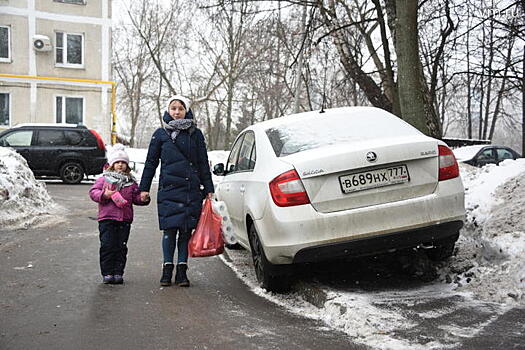 Застолбили место: автовладельцы-нарушители мешают пешеходам