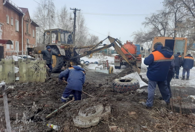 Следком и прокуратура проверят, почему в Омске из-под земли забил фонтан горячей воды
