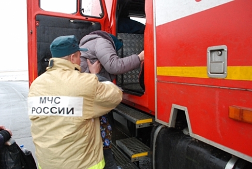 Под Бузулуком автомобиль из Самары на скорости въехал на скрытый паводком низководный мост