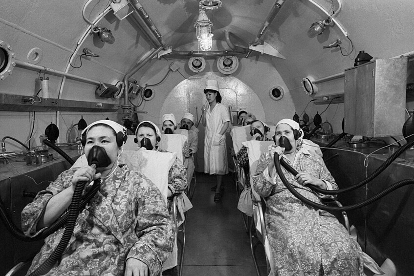 Больные кардиологического отделения во время лечебных процедур, Чимкентская больница скорой помощи, Казахская ССР, 1 марта 1990 года