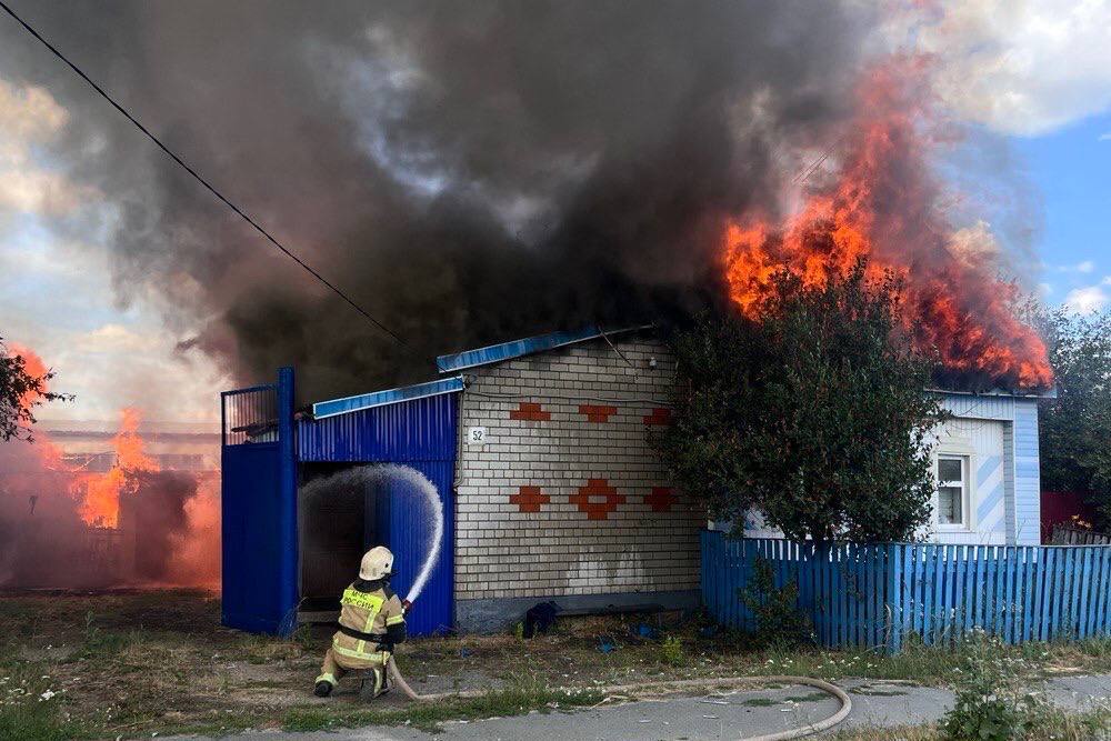 В Пензенской области из горящего дома спасли двух человек