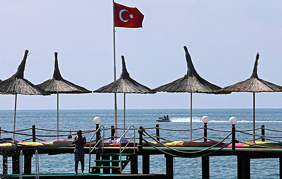 Российских туристов выселили из отеля в Турции