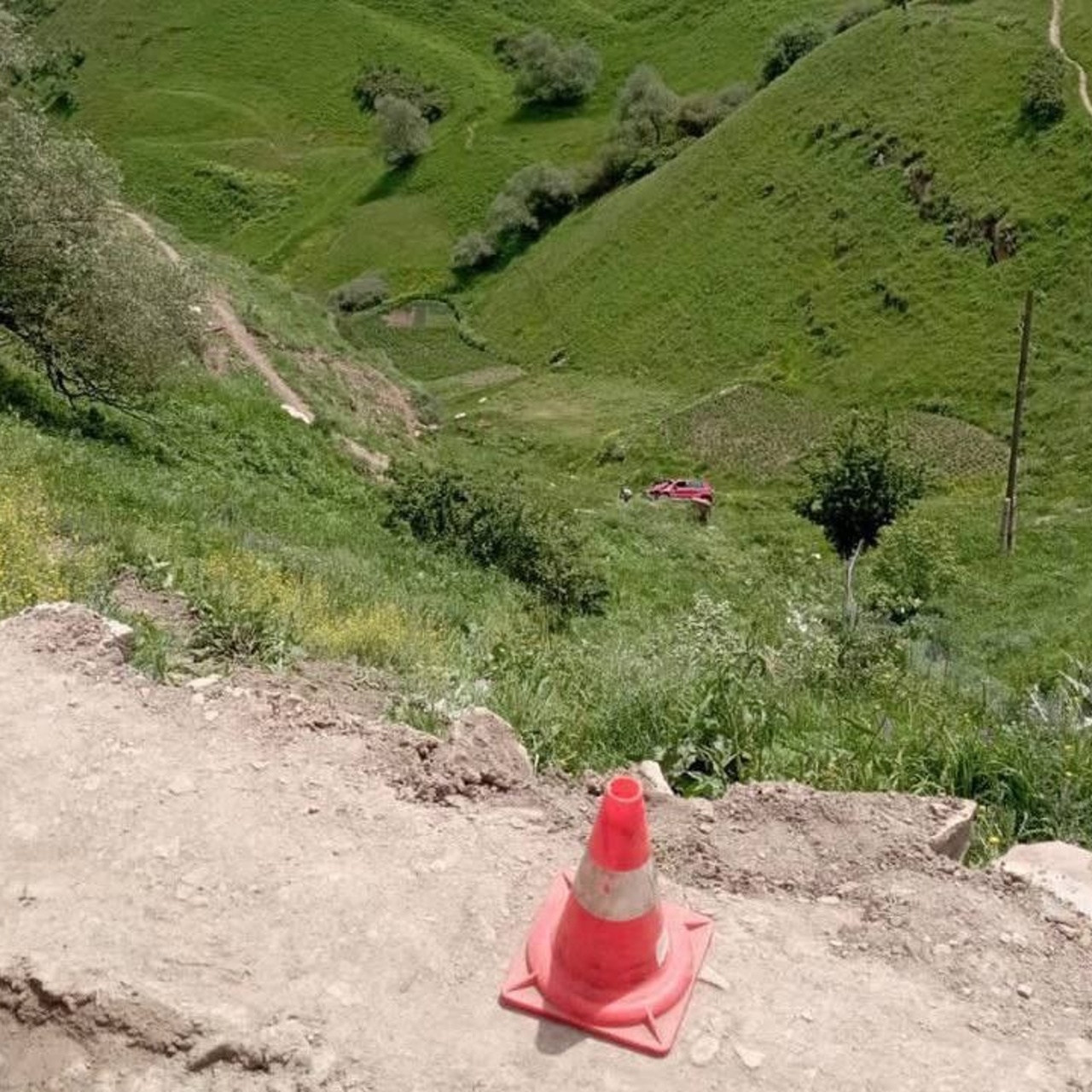 Автомобиль с туристами упал с обрыва в Дагестане - Рамблер/авто