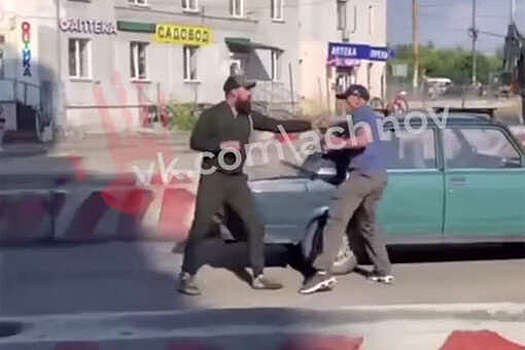 В Челябинске на видео попала жесткая драка водителей на проезжей части