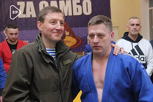 Челябинский депутат провел урок самбо в Мариуполе