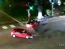Пешеход еле успел увернуться от перевернувшегося автомобиля и попал на видео в США