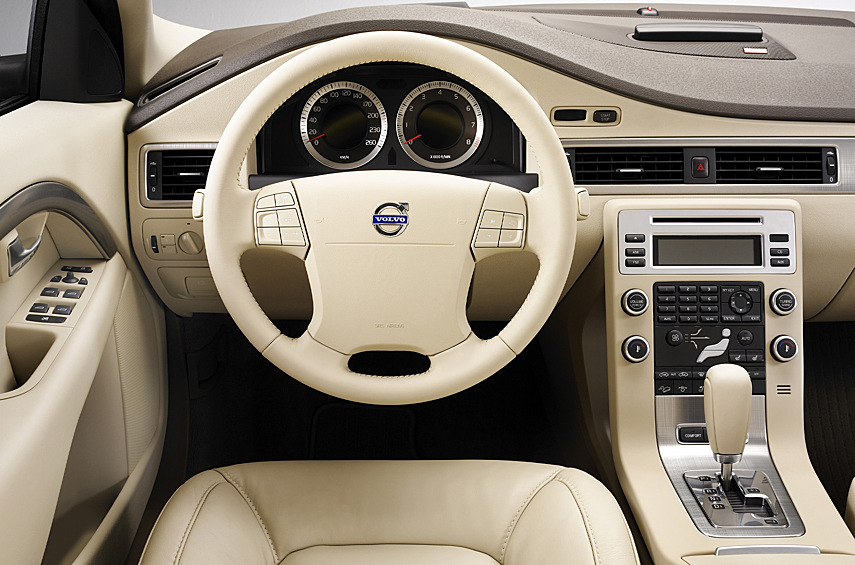 Журналистам дитя Запада и Востока пришлось по душе. Вот, какие дифирамбы ему пело издание Road & Track: «Благодаря системе изменения фаз газораспределения 84 процента максимального крутящего момента доступны при 2000 об/мин, что позволяет легко разогнаться до крейсерской скорости (0–60 миль/ч за 5,6 секунды) или притопить, чтобы увеличить разрыв между вами и трафиком. Гортанный рык от восьми цилиндров — достаточный саундтрек, которым можно наслаждаться без помех со стороны музыки или болтливого пассажира, хотя Volvo еще не сделала выключатель для последнего». А что в 2007 году об S80 V8 писал «Мотор»? Прочитать наш тест можно вот здесь.