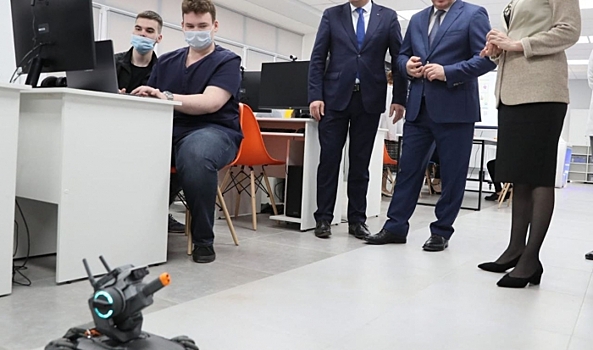 Андрей Бочаров припер танк к стенке в новом технопарке в Волгограде