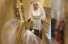 Пенсионерка женилась сама на себе, чтобы надеть платье мечты