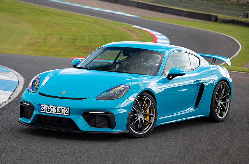 Porsche 718 Cayman GT4/718 Spyder. В гамме младших спорткаров роль «атмосферного бастиона» играет купе GT4 и «спайдер», суть одичавший Boxster с матерчатым складным верхом. Предмет гордости обеих версий — четырехлитровая оппозитная «шестерка» мощностью 420 л.с. на базе ДВС от 911 Carrera с системой отключения части цилиндров на малых нагрузках и непосредственным впрыском топлива с пьезофорсунками. Динамика с шестиступенчатой механической — «всего» 4,4 секунды, зато максимальная скорость — 304-301 км/ч. Весной компания сообщила о планах снять с производства эти две модификации